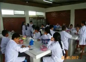 Estudiantes de primaria realizando experimentos en el laboratorio científico de la Institución Educativa Privada María Reyna de la Paz en Puente Piedra.